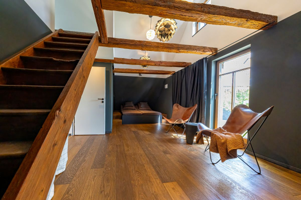 Cooler Raum mit großem Fernseher und Schlafplatz 11 & 12