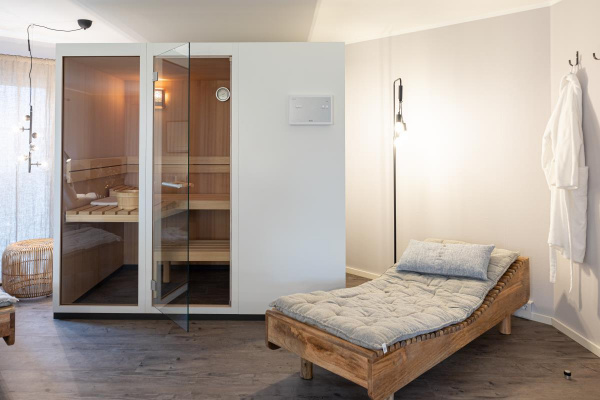 Für den Keller viel zu schade – Eine hochwertige Sauna von Klafs im Wohnzimmer und Basti Tagesbett von House Doctor 