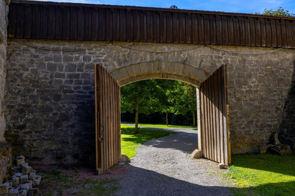 Nur das Holztor öffnen und schon steht man im Schlosspark