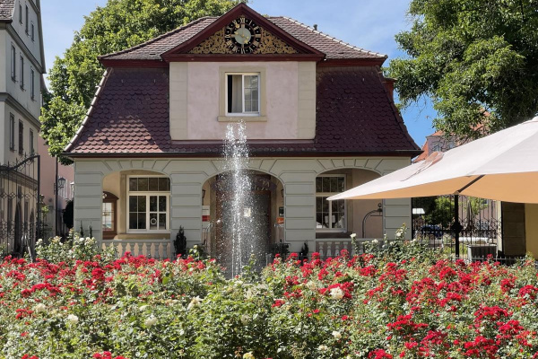 Schlossgarten und  Rezeption des naheliegenden Schlosshotels 