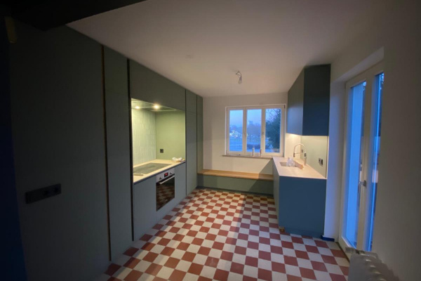 Die Küche ist nahezu fertig – alter Boden, neue Küche.