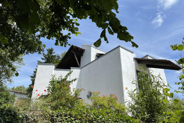 Das Ferienhaus ist von altem Baumbestand und Hecken umsäumt...