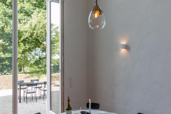 Essplatz vorm  bodentiefen Fenster mit Zugang zum Garten