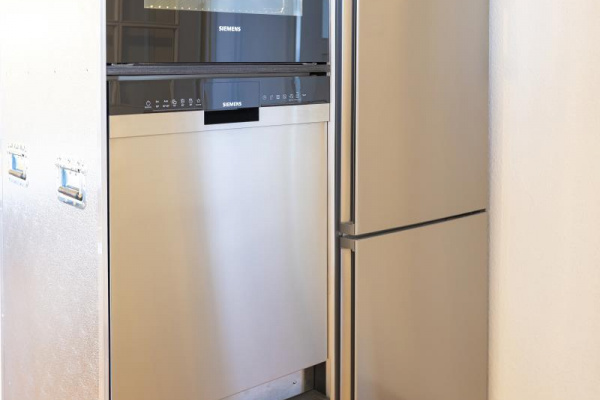 Kitchencase mit Backofen und Geschirrspüler