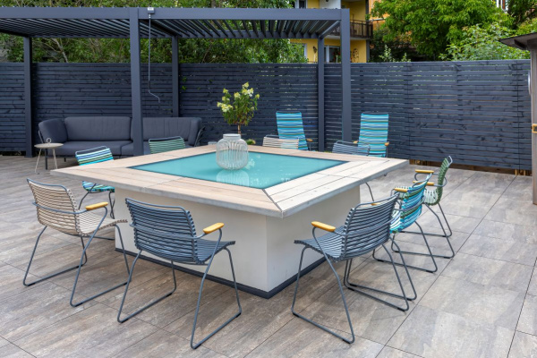 Auch auf der Terrasse gibt es einen großen Essplatz für 12 Personen