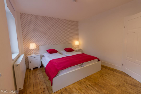 Ein Schlafzimmer befindet sich im Erdgeschoss