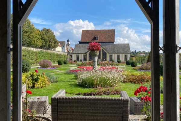 Traumhafter Sitzplatz mit Blick in den Barockgarten und auf die Orangerie
