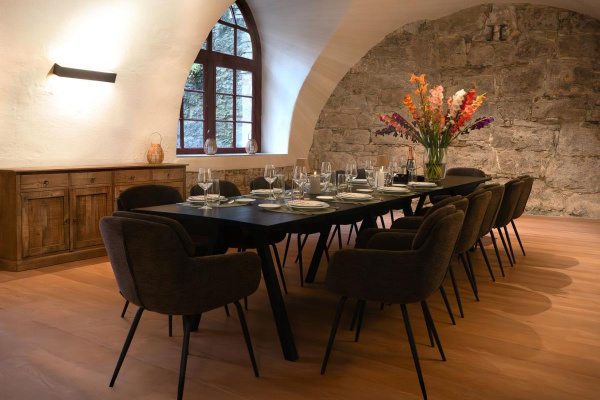 Eine große Tafel bietet Platz für bis zu 16 Personen – ideal für gemeinsame Mahlzeiten und festliche Runden.