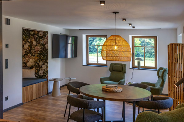 Im Erdgeschoss gibt es ein kleines Apartment mit Spieletisch, Sitzplatz in einer Wandnische, TV und Teeküche