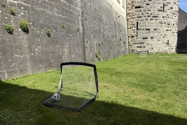 Kinder haben Spaß beim Fußballspielen, Federball oder beim Billard spielen (Indoor)