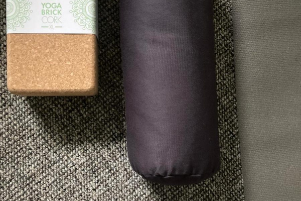 Eine kleine Yoga-Ausstattung ist vorhanden