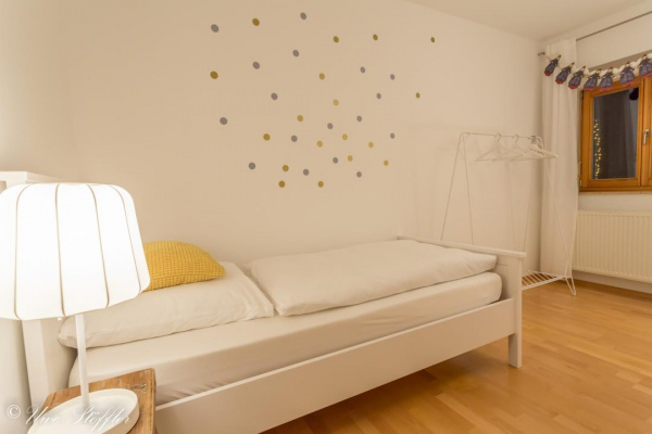 2. Schlafzimmer mit zwei Einzelbetten