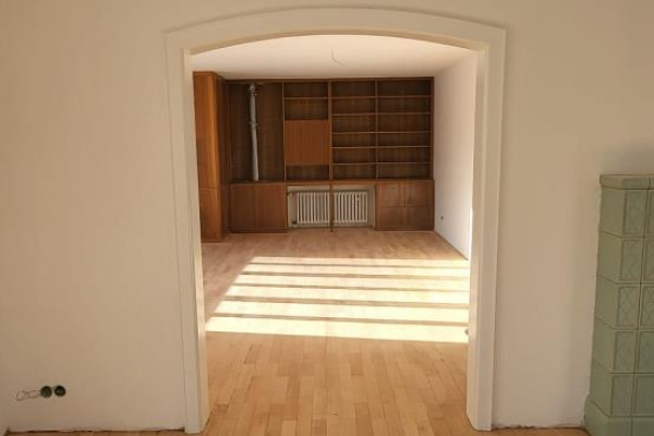 Blick vom zukünftigen Esszimmer ins Wohnzimmer/Bibliothek