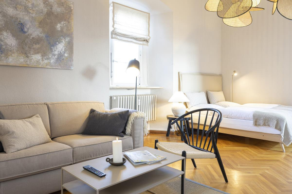 Das zweite Schlafzimmer mit einer weiteren Sitzecke und einem zweiten Fernseher