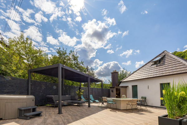 Luxus auf der Dachterrasse entstand - Whirlpool, Pergola mit Lounge, Sauna, großer Esstisch und Grill