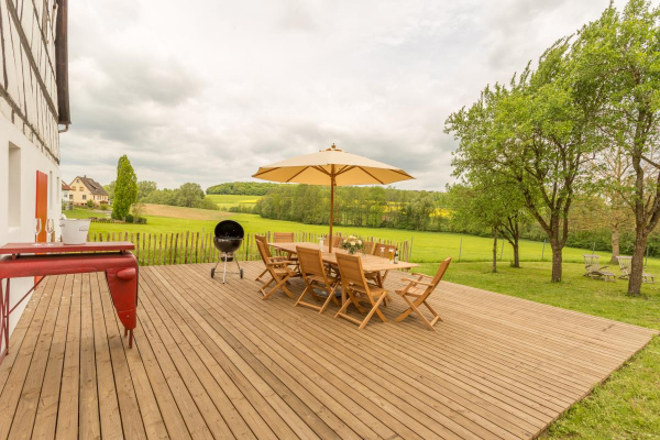 Die Terrasse heißt die Gäste willkommen!