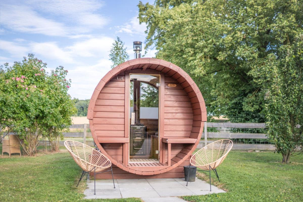 Die Menschen genießen die Fasssauna 