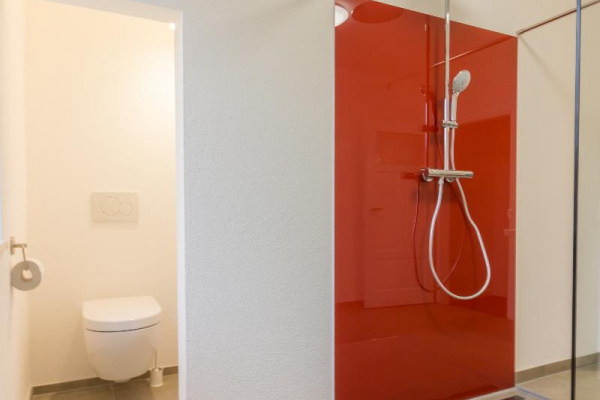 Monochrom Duschen – die verglaste Dusche ist  bodengleich