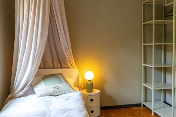 Ein Schlafzimmer mit zwei Einzellbetten