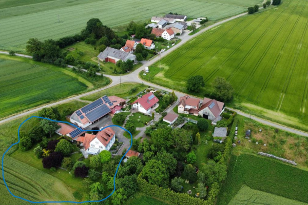 Das Bild vermittelt die charmante Lage am Ortsrand des Ferienhauses samt Garten