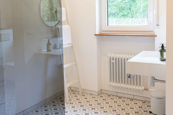 Ganz freundlich und hell: Das Badezimmer bietet allen Komfort, die man sich wünscht
