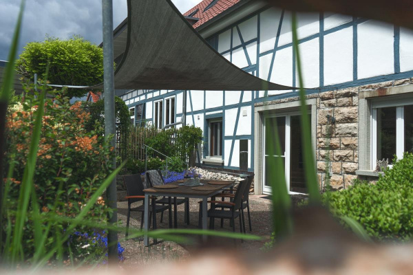 Auf der Terrasse die wärmenden Sonnenstrahlen genießen