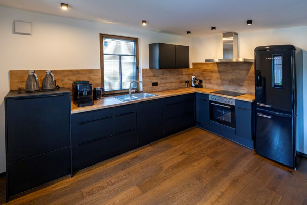 Haupt-Küche mit sehr guter Ausstattung