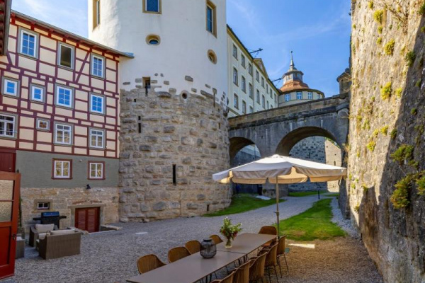 Sommerliche Residenz. Die hohen Mauern schirmen vor neugierigen Blicken ab und sichern auch Ihre Vierbeiner.