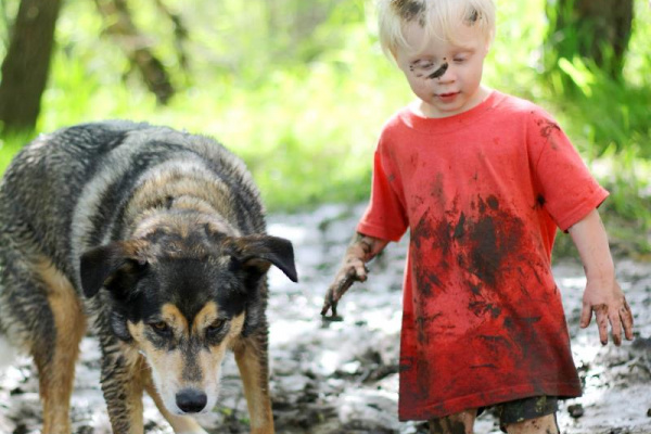 Kinder haben Spaß in der Tierbach unterhalb des Ferienhauses