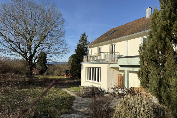 Die Fassade und der Balkon erstrahlen bereits in neuem Glanz, nun fehlen nur noch die Fensterläden