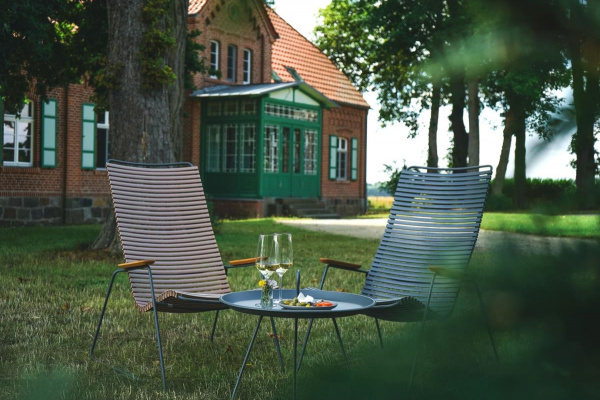 Im Garten sind gleich mehrere Ruheplätze verteilt, die Ecken zu Oasen machen.