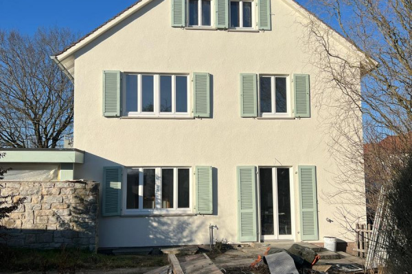 Ein weiterer Schritt geschafft: Die renovierten Fensterläden sind dran!