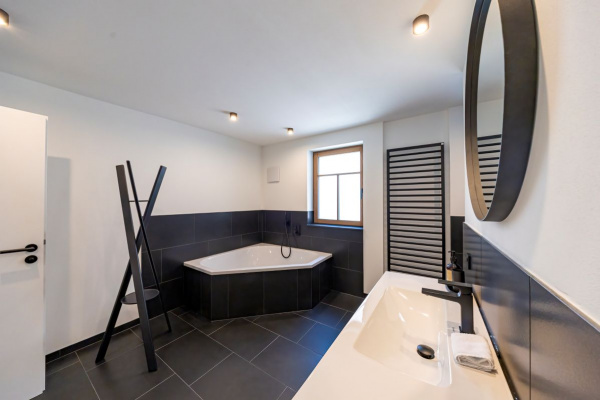 Hochwertige Bad-Ausstattung jeweils mit Badewanne und Dusche