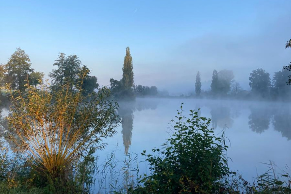 mit direktem Blick auf den Schönweiher, wo Angeln möglich ist.