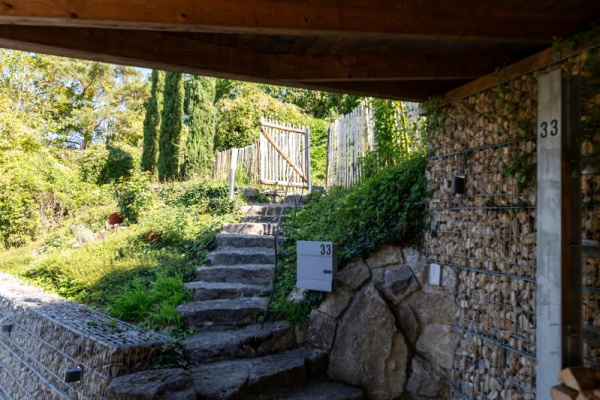 Hübsch erklommen - eine Natursteintreppe führt zum Ferienhaus