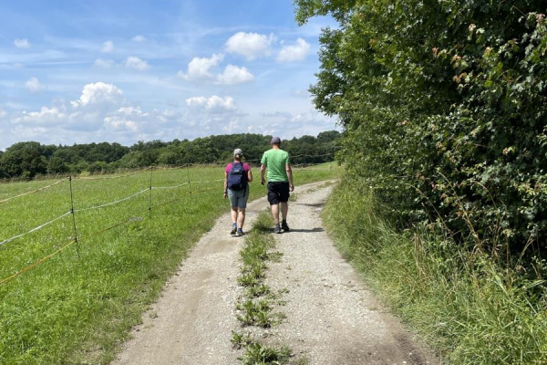 Direkt am Ferienhaus beginnt ein Wanderweg zum Stausee Beimbach 