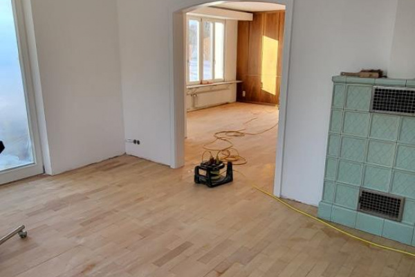 05.01.2026: Die alten Holzböden werden mit viel Sorgfalt aufgearbeitet.