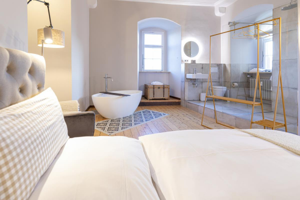 Masterbedroom mit freistehender Badewanne